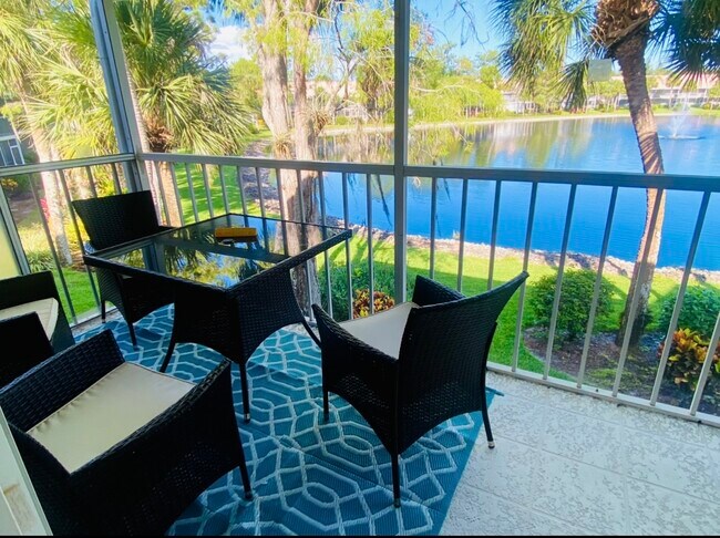 Foto del edificio - 2372 Hidden Lake Dr
