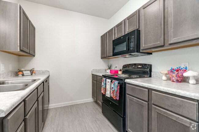 1BR, 1BA - 756SF - - Denton Grove