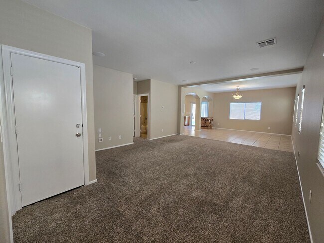 Foto del edificio - A Stunning 4 Bedroom Home in South West La...