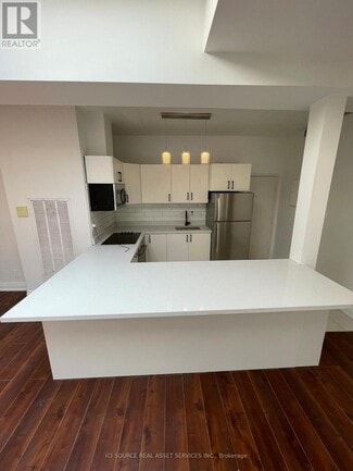 Building Photo - 754 Queen St E