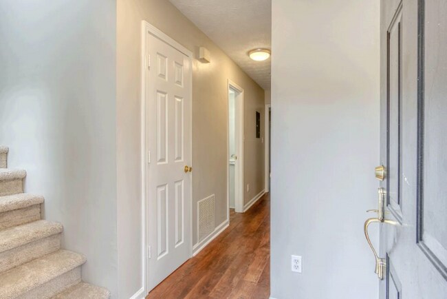 Foto del edificio - 3036 Regal Park Ct