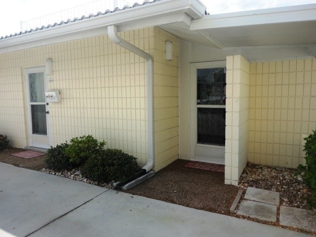 Building Photo - 1BR + Den with Murphy Bed/2BA Single level villa on the Beach!