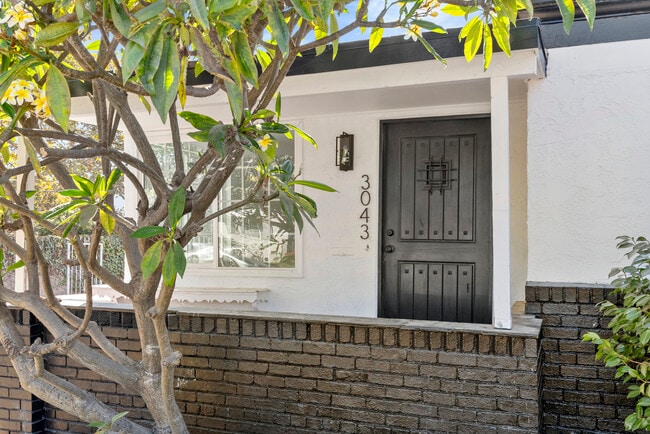 Foto del edificio - 3043 S Bronson Ave