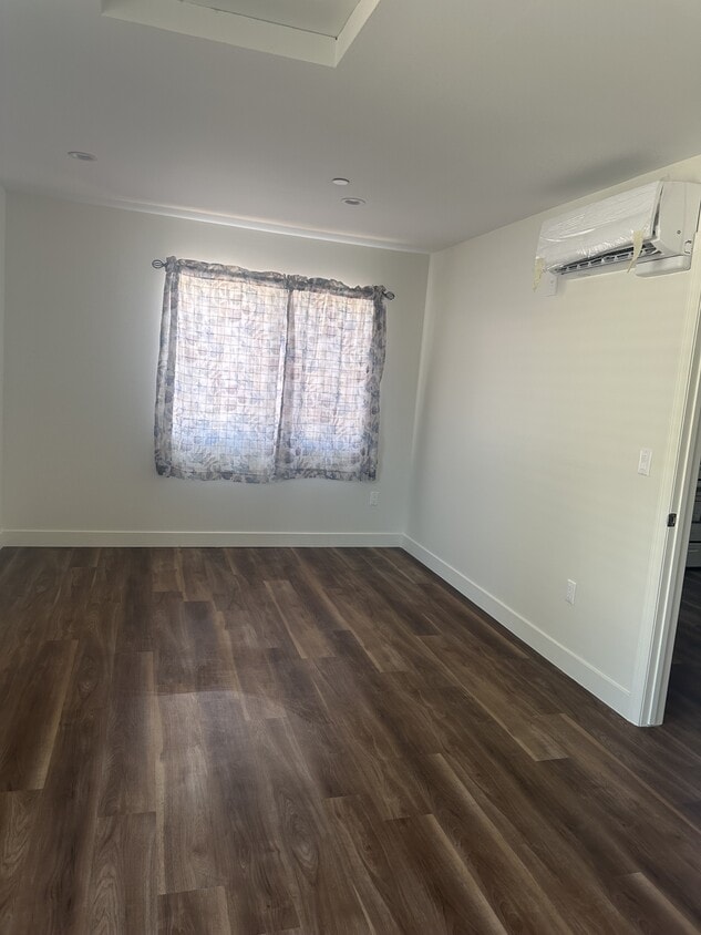 room - 7333 Kraft Ave