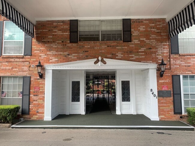 Foto del edificio - **COMING SOON** Charming Upstairs 1-Bedroo...