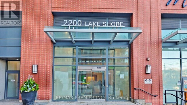 Photo du bâtiment - 2200 Lake Shore Blvd W