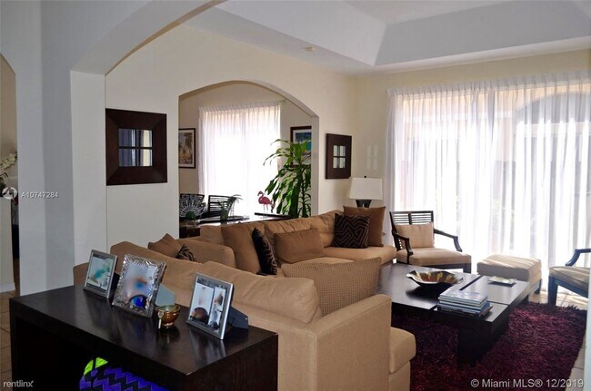 Building Photo - 4 br, 3 bath Townhome - 8330 NW 143rd Ter