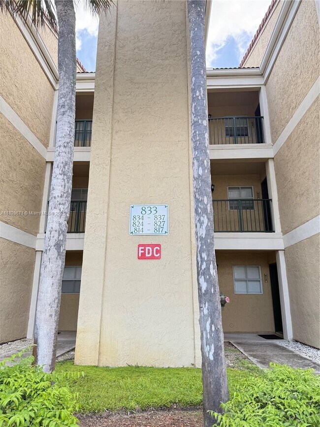 Foto del edificio - 833 Riverside Dr