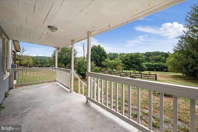 Building Photo - 127 Mountain Falls Rd