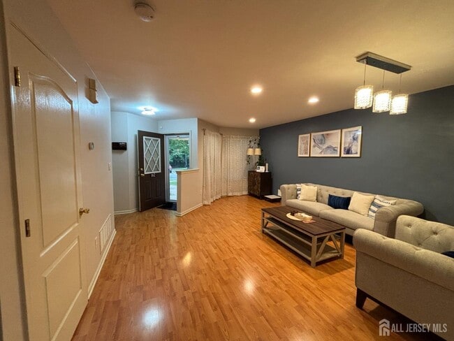 Building Photo - 162 Briarwood Dr