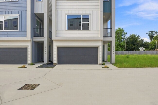 Foto del edificio - 7709 Earl Rudder Wy