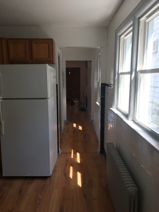 Kitchen &amp; Hallway - 72 Nesbitt st