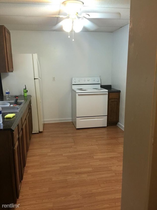 Building Photo - 121 Riverbend Dr