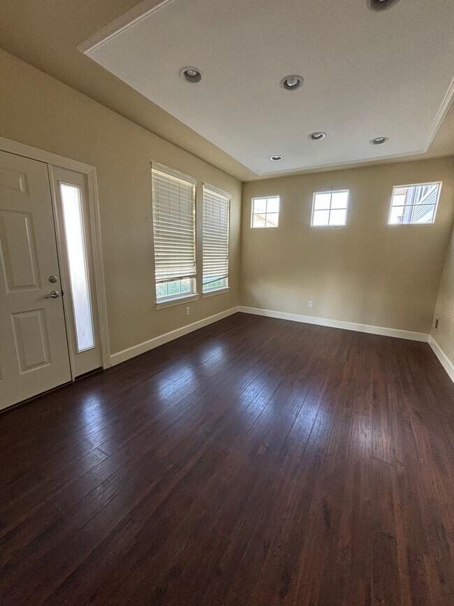 Building Photo - PROMO *$250 Admin Fee Waived* Modern Comfo...