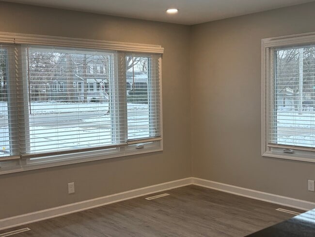 Building Photo - 5552 Lyman Ave