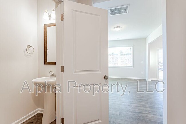 Building Photo - 15 Apricot Ln