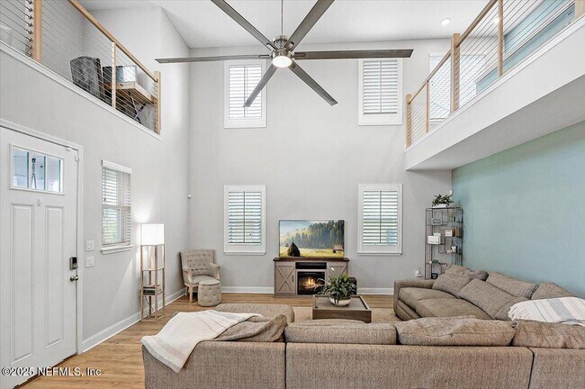 Building Photo - 227 Daydream Ave