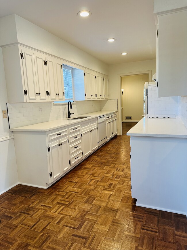 Building Photo - 619 Twilight Trl