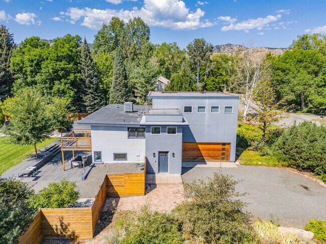 Foto del edificio - 5 bed 3.5 Bath Home in North Boulder W/Large Backyard, Swimming Pool & Jacuzzi!