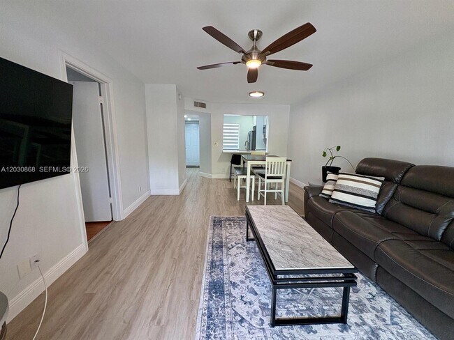 Foto del edificio - 8750 Royal Palm Blvd