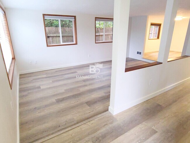 Foto del edificio - Nearly 1/2 Acre of Privacy Nestled in the Trees of West Linn. Updated Kitchen & Bathroom!