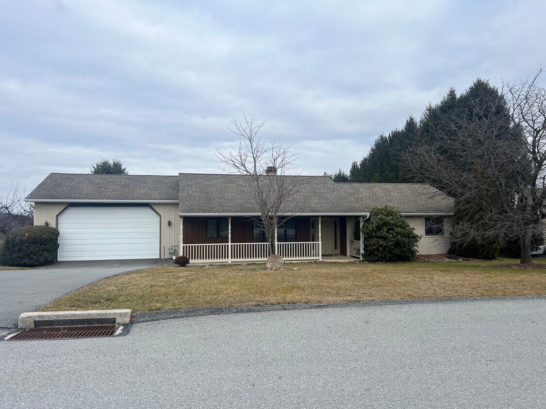 Double garage with pull down ladder for storage - 303 Seminole Ct