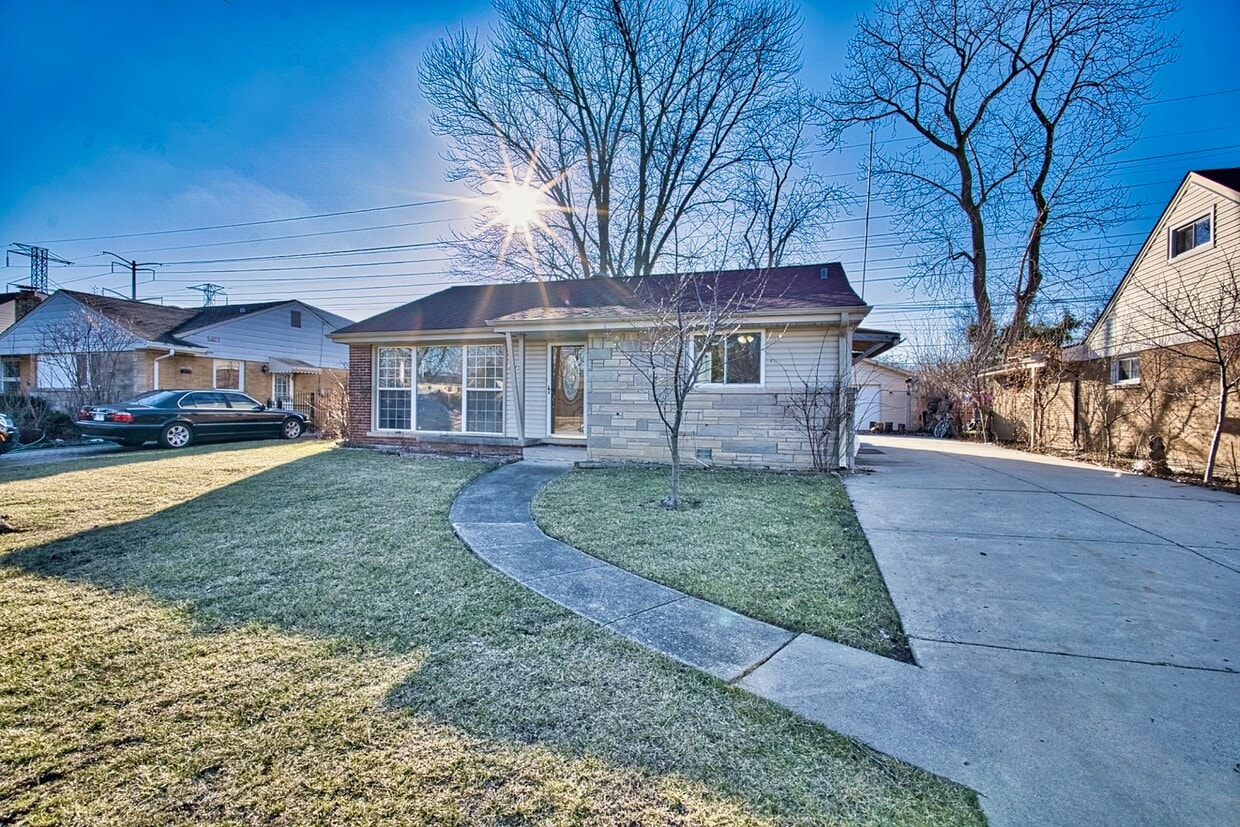 Primary Photo - 7014 Kilbourn Ave