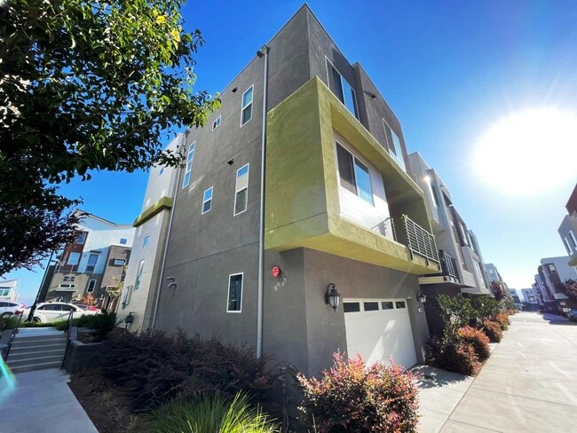 Building Photo - 168 Llano de los Robles Ave