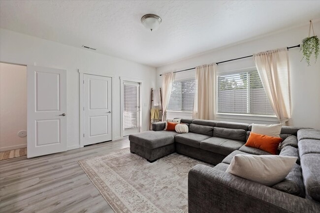 Foto del edificio - 5720 Cherry Ln