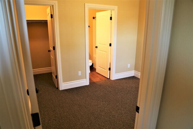 Building Photo - 971Circ