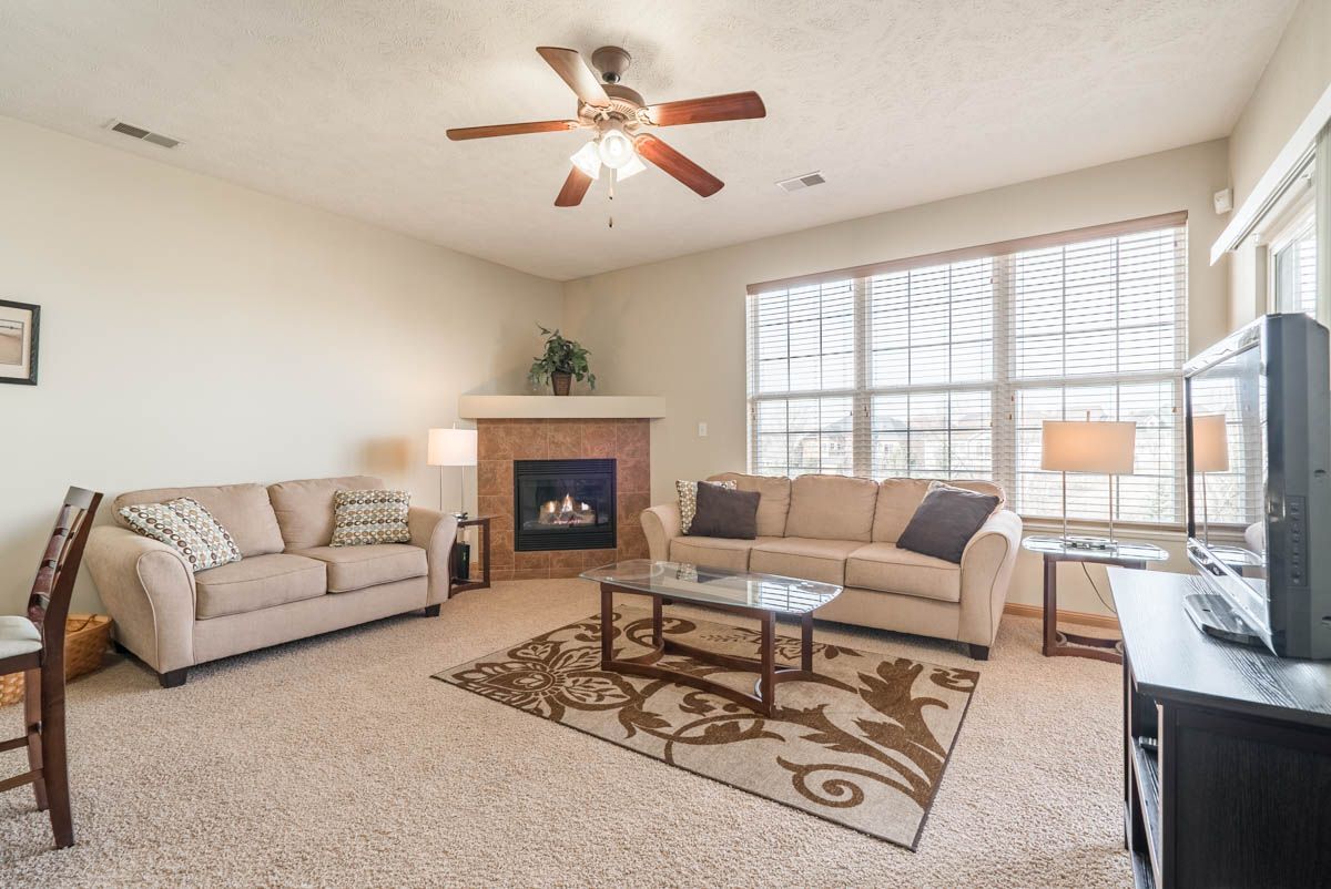 En Stone Ridge Estates, ofrecemos comodidad tradicional con interiores espaciosos, características acogedoras y una sensación de comunidad acogedora. - Stone Ridge Estates Apartments & Duplexes