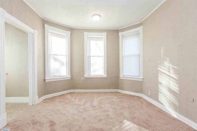 Foto del edificio - 3 br, 2 bath House - 911 Sims Avenue