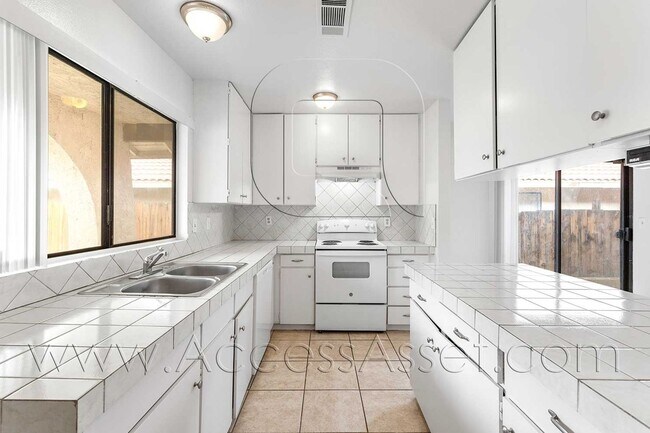 Building Photo - Spacious 3 Bed/2 Bath Home With Breathtaki...