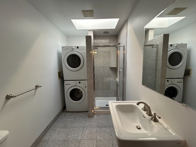 Foto del edificio - 6111 Fifth Ave