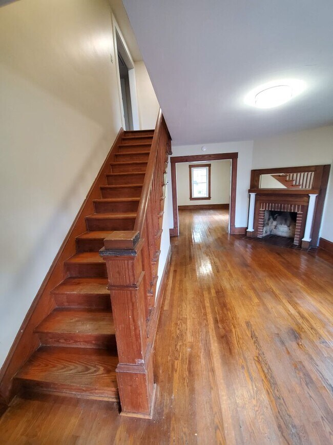 Building Photo - Radford, 4 BR / 1.5 BA, Available Septembe...