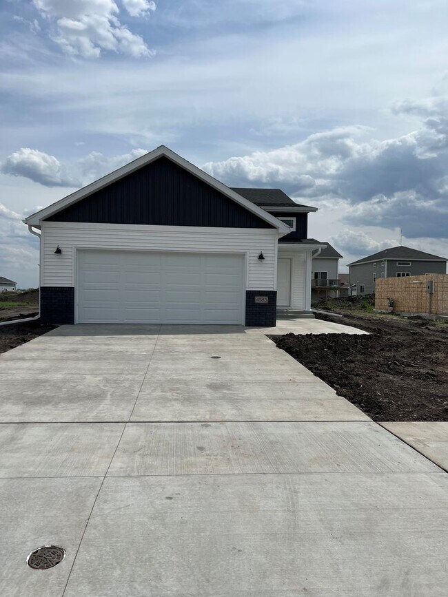 Foto del edificio - 4 Bed 3 Bath Single Family Home