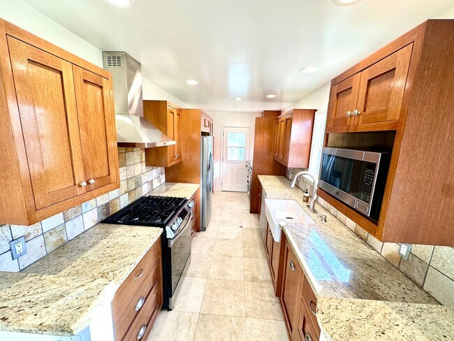 Building Photo - Beautiful home on a quiet tree-lined street