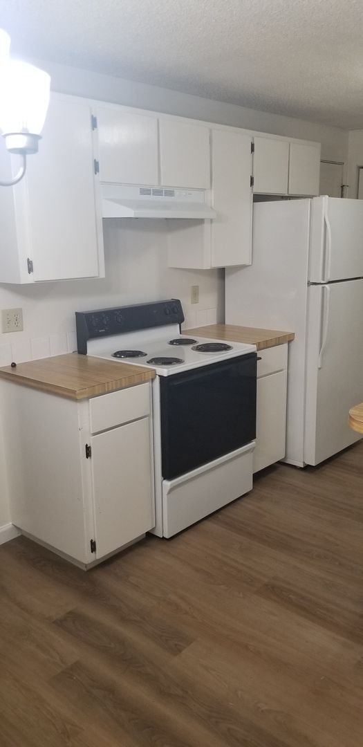 Building Photo - Parkway Dr Duplex