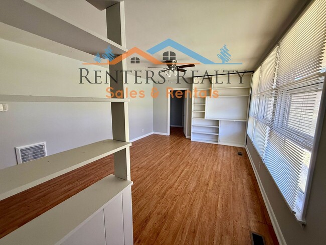 Building Photo - 3 bedroom house with Fenced Yard