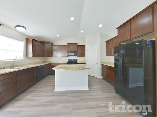 Foto del edificio - 3345 Deerbrook Dr