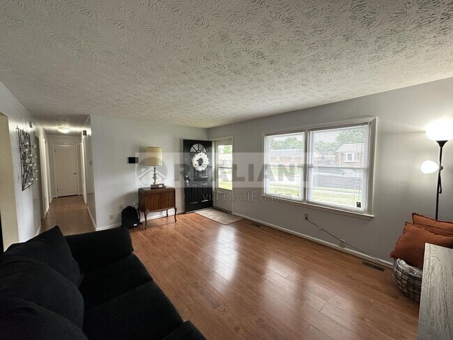 Building Photo - 530 Foxwood Dr