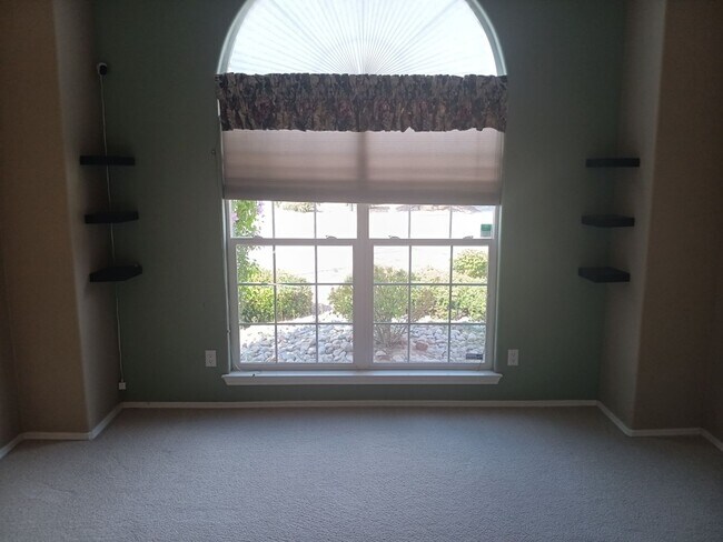 Foto del edificio - 5 bedrooms, 3 Bath House! Located On NE Si...