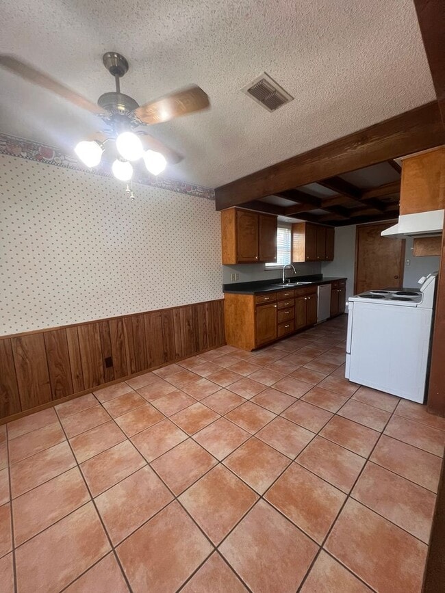 Building Photo - Great Family Home in Northeast Midland