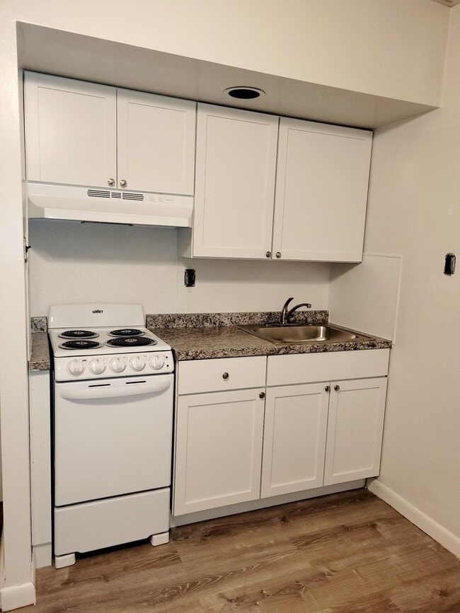 Building Photo - Great remodeled one bedroom apartment