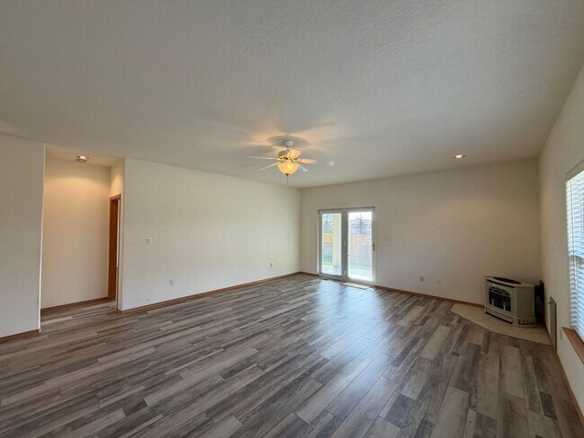 Building Photo - Roomy 3 Bedroom 2 Bathroom Home In Quintessence!