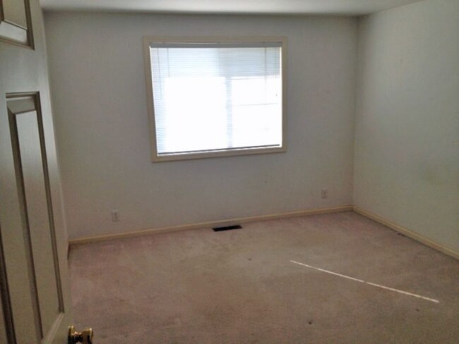 Building Photo - 90's 2 bedroom, 2 bath duplex w/2-car gara...