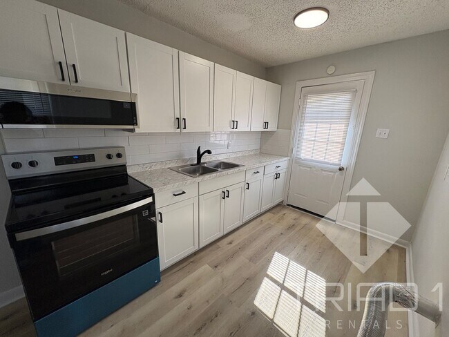 Building Photo - Charming 2-Bedroom Home in a Great Locatio...