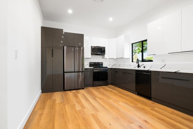 Foto del edificio - 6443 Oakdale Ave