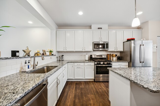 Building Photo - 3s623 Everton Dr