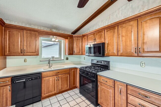 Building Photo - 7649 Safari Cir